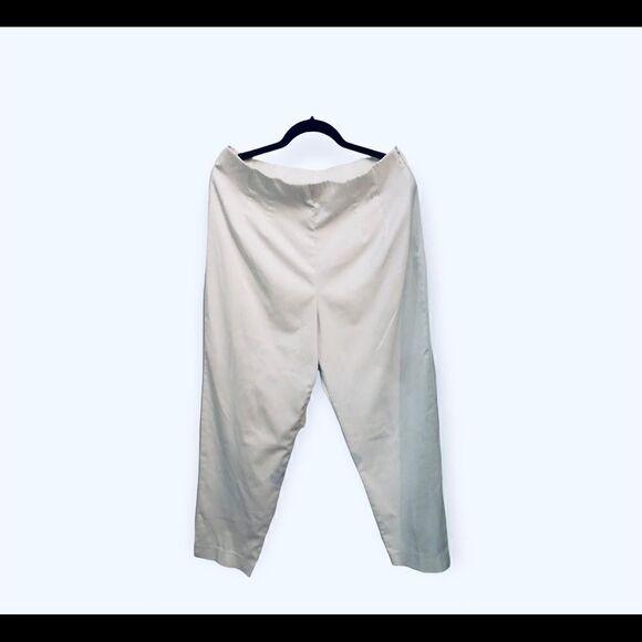 Women’s white Briggs New York ankle pant with hidden side zipper. - Picture 1 of 5